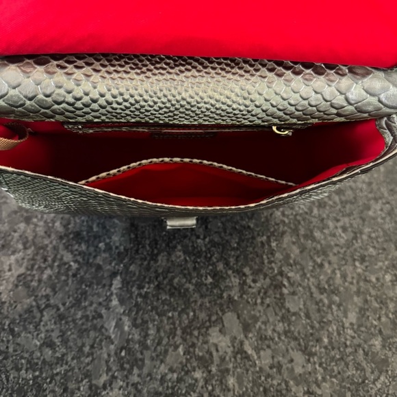 DOONEY & BOURKE NORTH/SOUTH REESE SHOULDER BAG IN METAL GREEN , RED INTERIOR - Picture 9 of 17